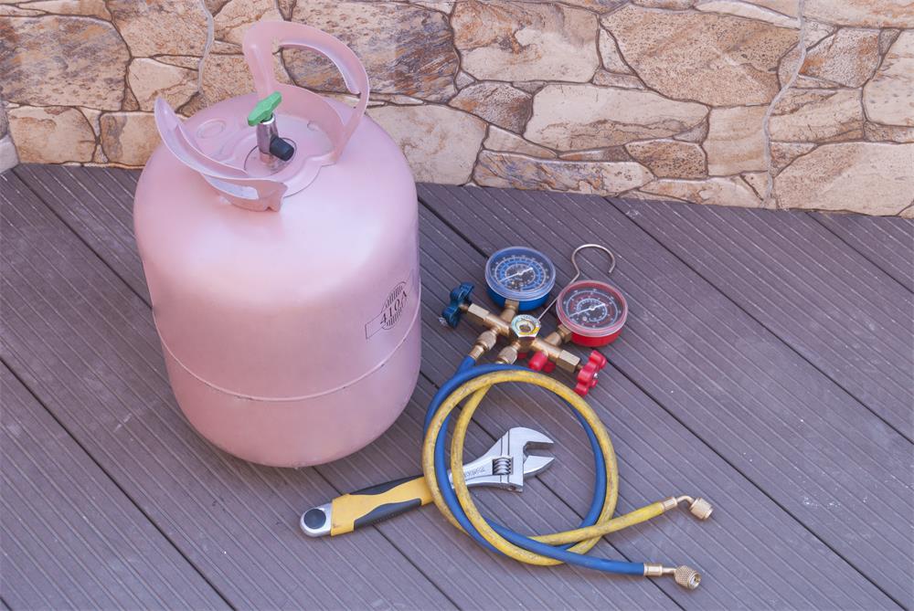 Recovering multiple types of refrigerants in the same cylinder